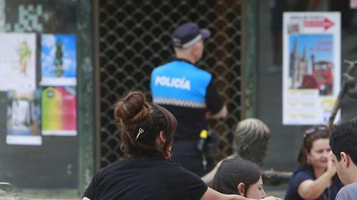 Una camarera atiende una terraza en el centro de Burgos capital.-R. OCHOA