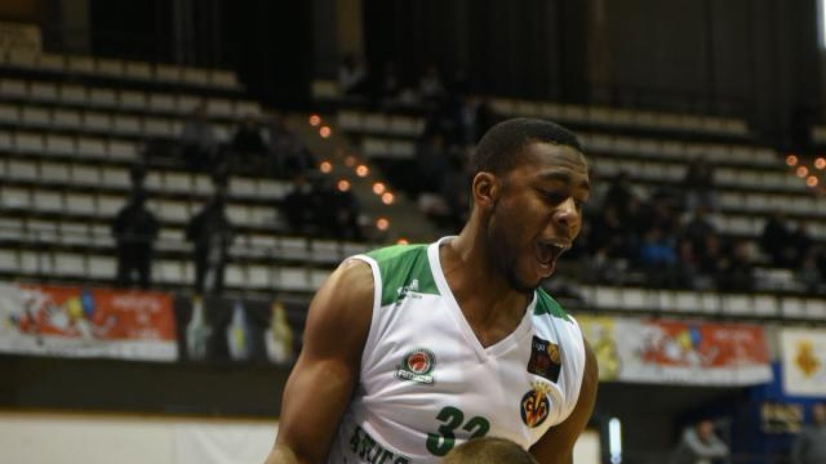 Maresch protege el balón ante Nwogbo, ayer.-PASCUAL CÁNDIDO