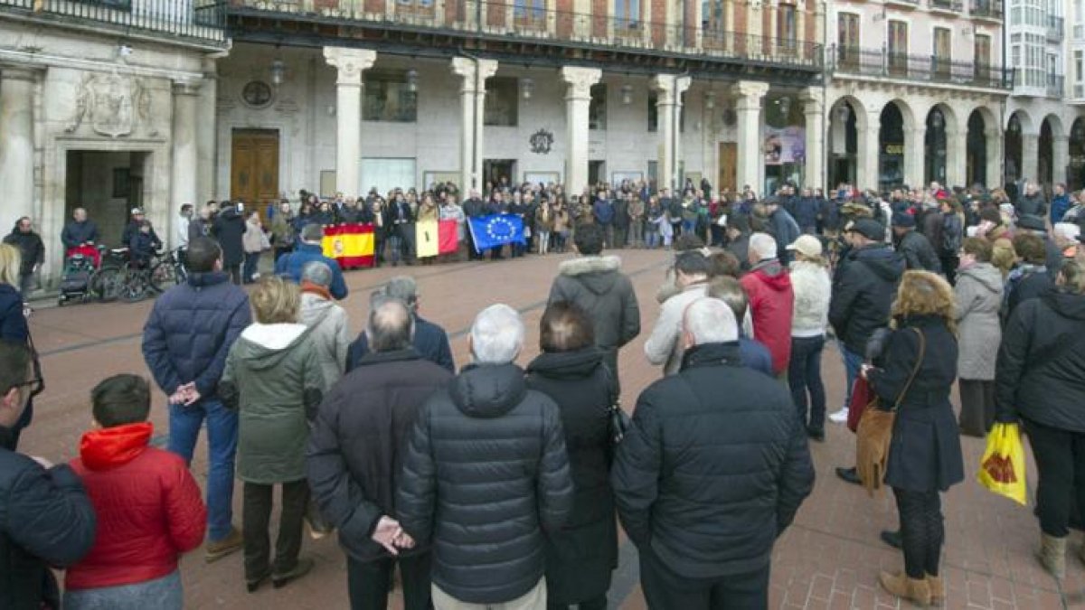 Los concejales del Ayuntamiento se concentraron en la plaza Mayor, a la que se sumaron cientos de personas y, el delegado de la Junta en Burgos y diputados de la Diputación de Burgos.-ISRAEL L. MURILLO