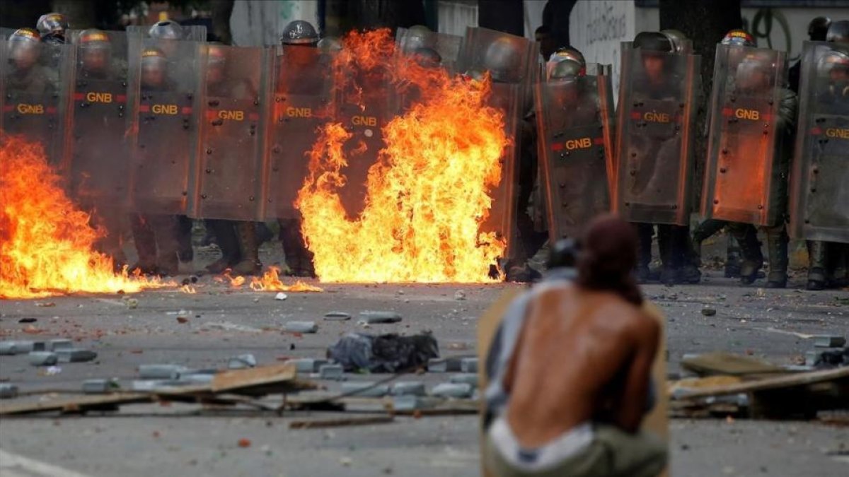 Protestas en Caracas durante los dos días de huelga general convocada por la oposición-REUTERS / CARLOS GARCIA RAWLINS