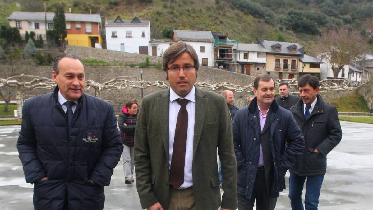 El presidente de la Diputación de León, Emilio Orejas, el alcalde de Molinaseca, Alfonso Arias (I) y los diputados provinciales, Jose Antonio Velasco (2D), y Jaime González (D)-Ical