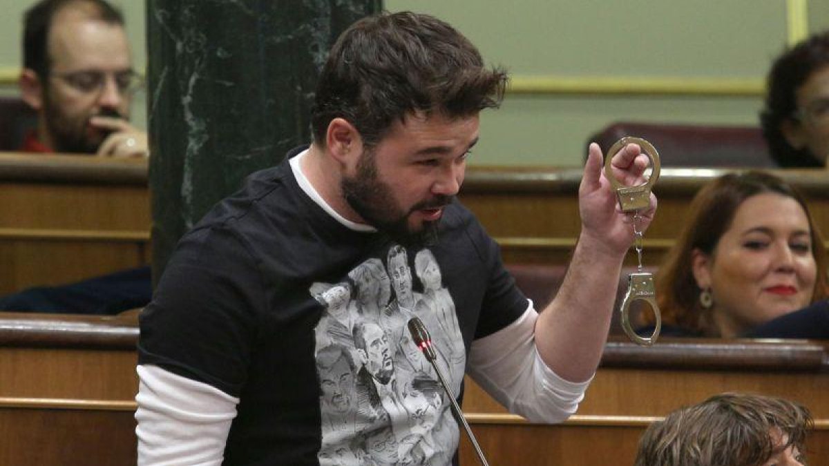 Gabriel Rufián le muestra unas esposas al presidente del Gobierno.-DAVID CASTRO