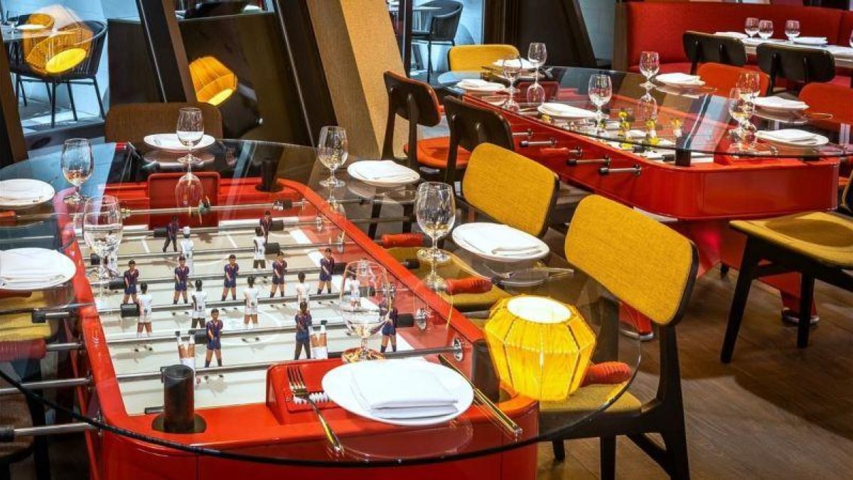 Una mesa que es un futbolín del restaurante Jaleo, en el Walt Disney World Resort de Orlando (Florida).-REY LÓPEZ (EFE)