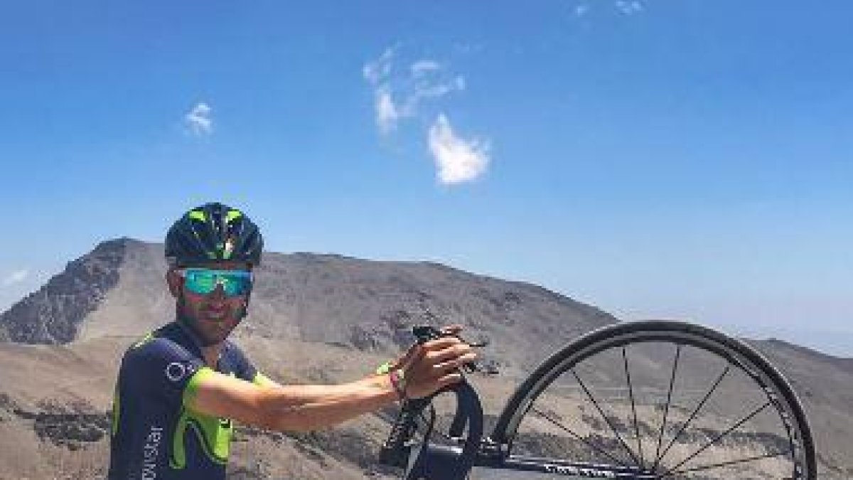 Carlos Barbero posa con su bicicleta en la cima del Veleta.-