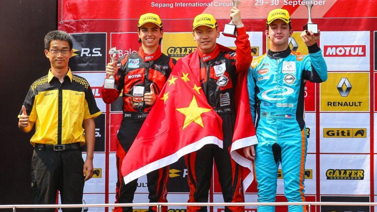Antolín González (izquierda) en el podio de honor de la Fórmula Renault Asiatica 2018-ECB