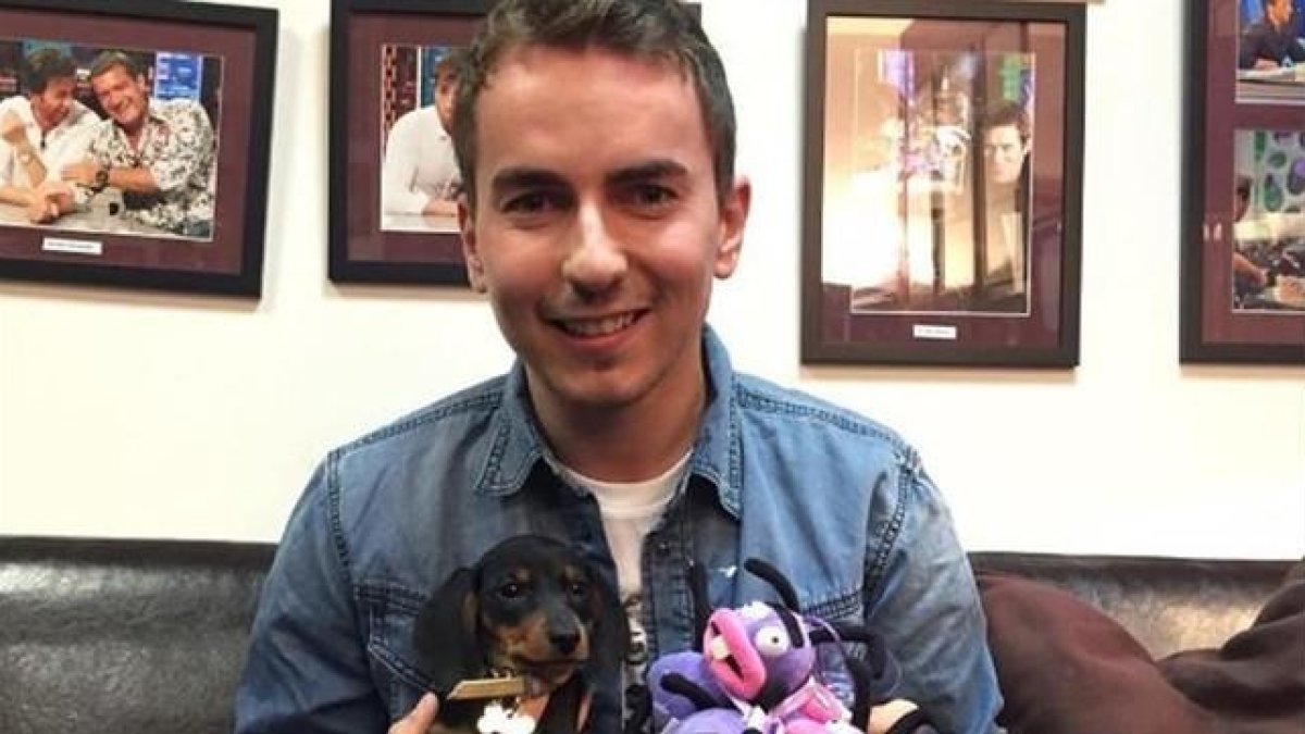 Jorge Lorenzo posa con su nueva mascota, un cachorro de Teckel, llamado Destino Lorenzo Tomás.-