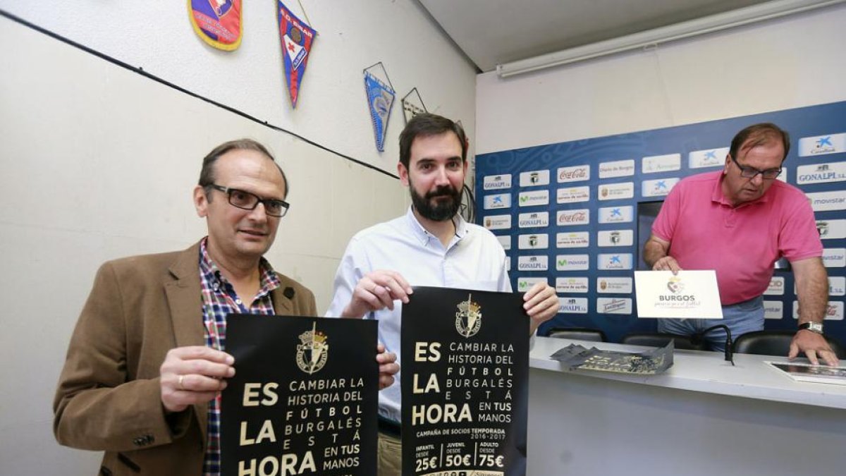 JuanCarlos Barriocanal y Luis Herrero posan con el cartel de la campaña de socios.-RAÚL G. OCHOA