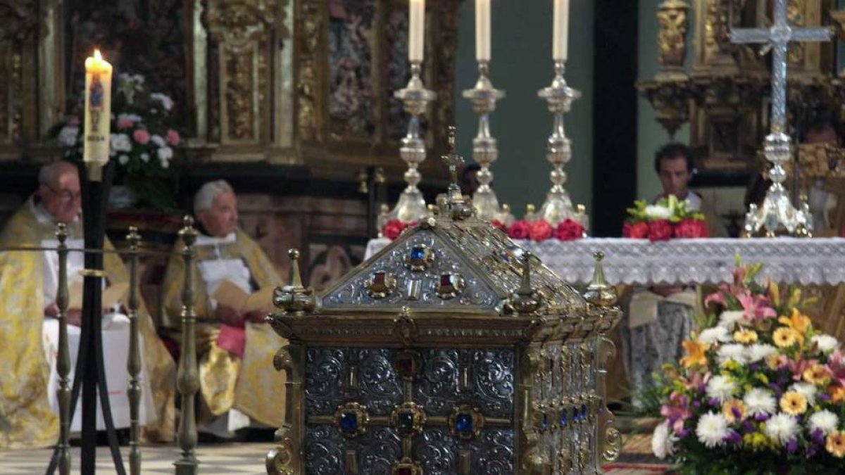 Una preciosa arca contienen los restos de San Íñigo en Oña.-G. G.