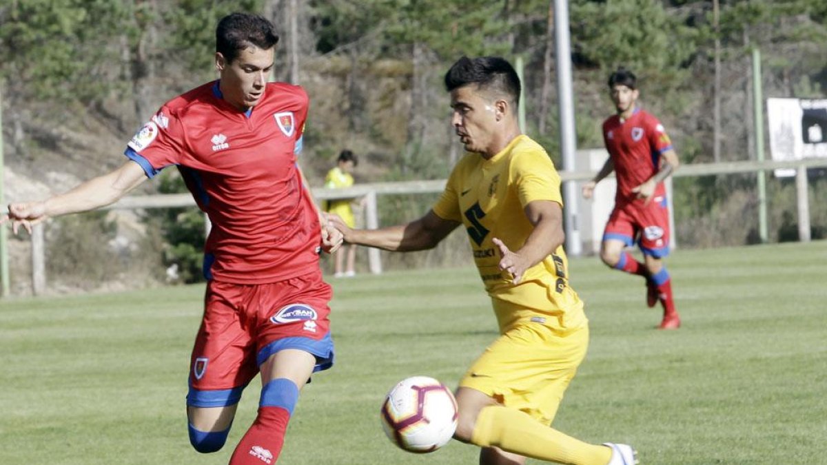 Javi Cantero disputa el balón junto a un jugador del Numancia el sábado en Navaleno.-LUIS ÁNGEL TEJEDOR