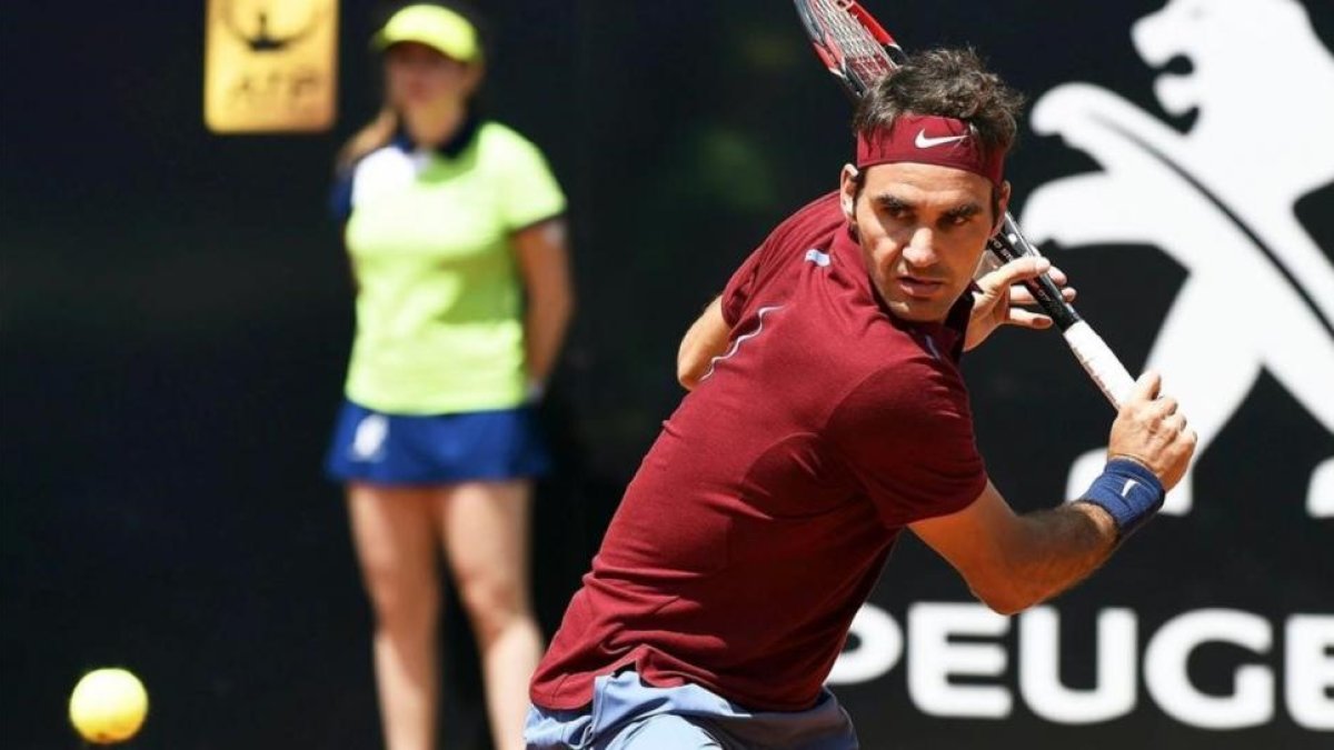 El suizo Federer golpea la bola en el Master 1.000 de Roma ante el austriaco Thiem.-EFE / CLAUDIO ONORATI