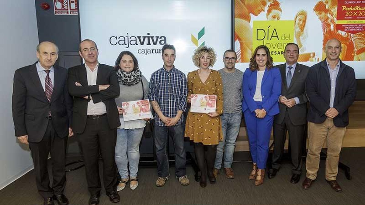 Los finalistas del certamen posaron tras la jornada, con los responsables de AJE y de Caja Viva Caja Rural.-S. O.