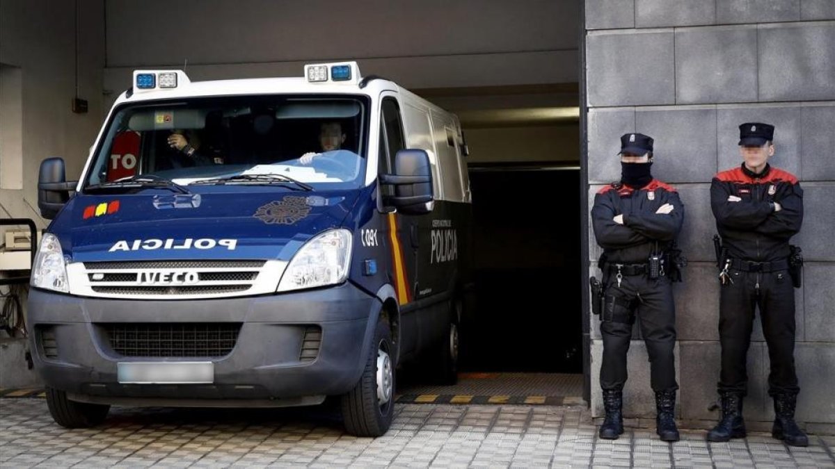 El furgón de la Policía con los cinco acusados de una supuesta violacion en San Fermín 2016 abandona el Palacio de Justicia de Navarra.-/ EFE / VILLAR LOPEZ