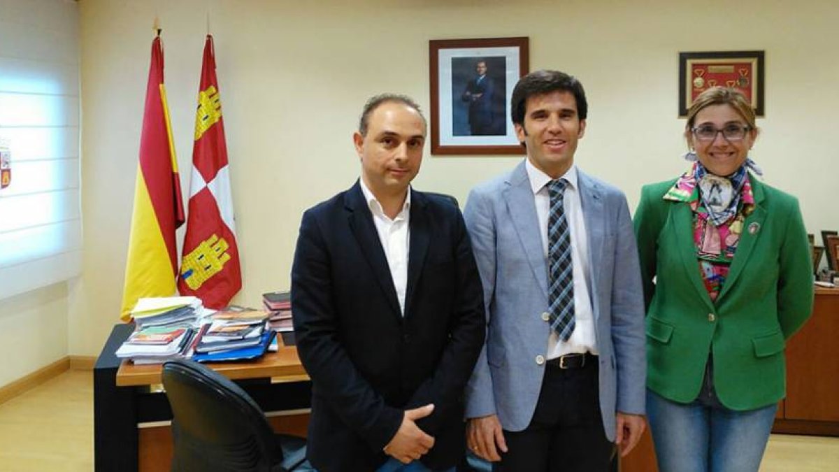 El concejal Emilio Berzosa junto a la alcaldesa y el director general de Deportes.-L. V.