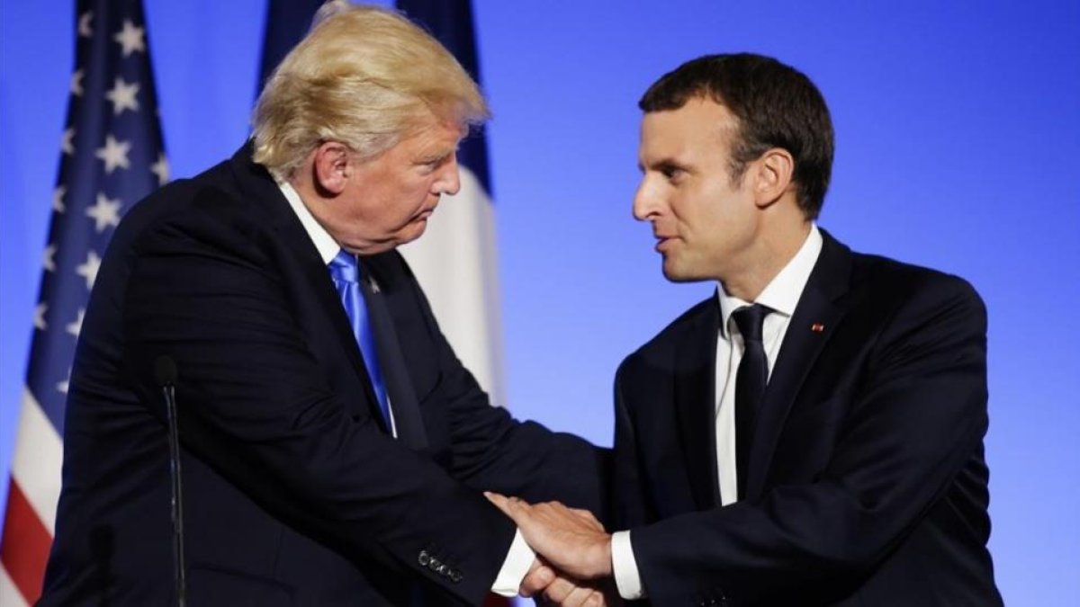 Trump y Macron se saludan tras su rueda de prensa conjunta.-MARKUS SCHREIBER / AP