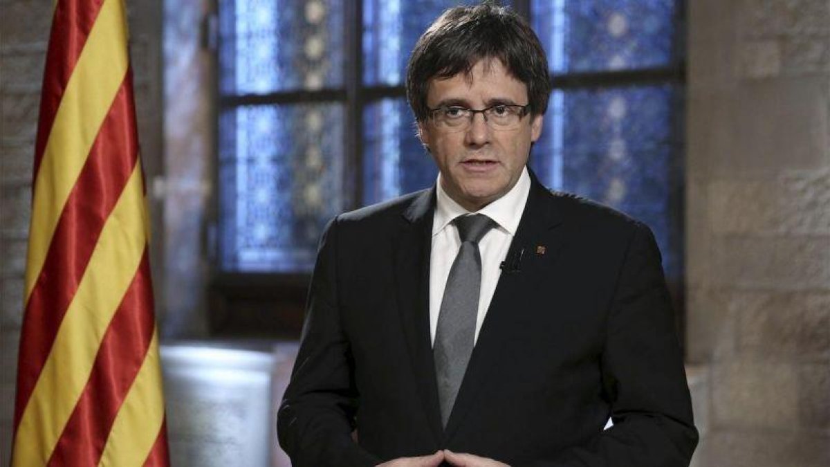 Carles Puigdemont, durante el mensaje institucional de fin de año de 2016 desde el palau de la Generalitat.-JORDI BEDMAR (ARCHIVO)