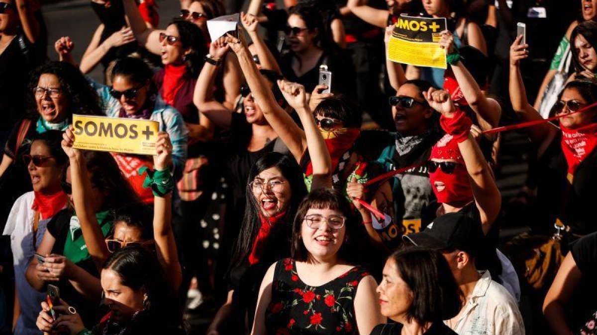 Cientos de mujeres participan en una intervención este martes en Santiago de Chile.-EFE