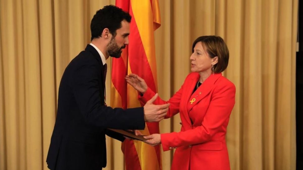 Carme Forcadell traspasa la presidencia del Parlament a Roger Torrent-/ FERRAN NADEU