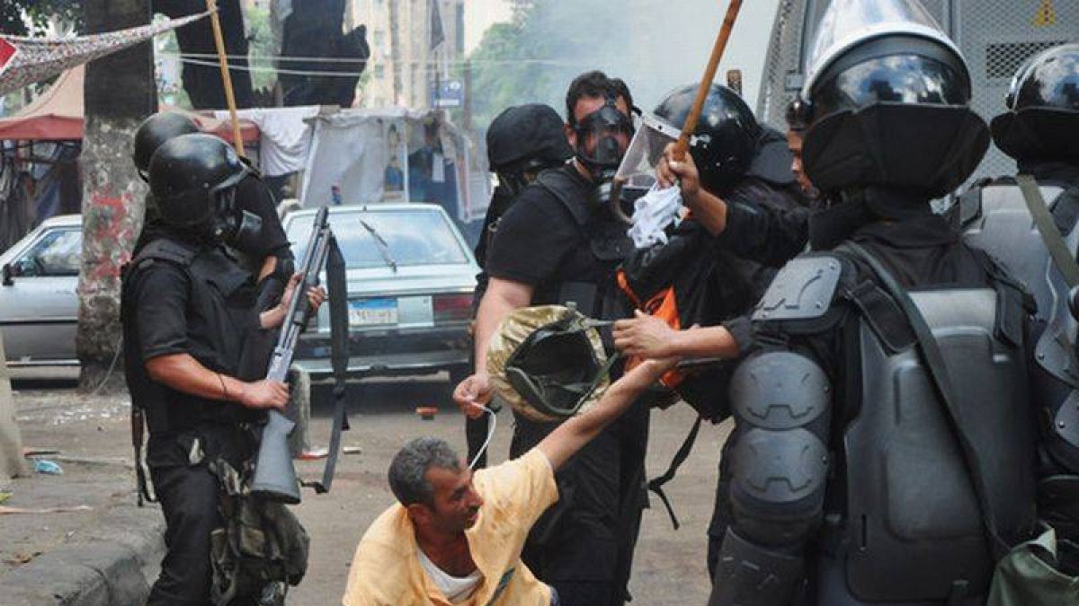 Imagen de las fuerzas de seguridad deteniendo a un simpatizante de Mohammed Mursi el 14 de agosto de 2013.-Foto: AP