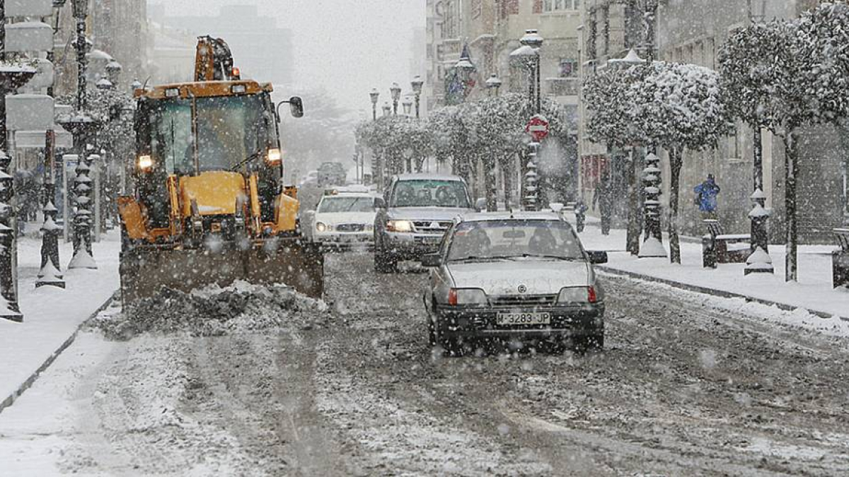 Una pala recoge nieve en la calle Vitoria de la capital burgalesa, en una imagen de archivo.