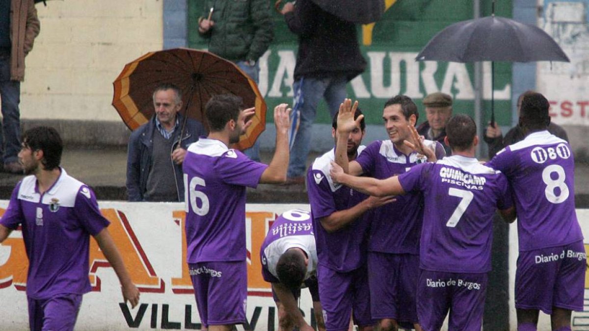 Los jugadores del Burgos CF celebran el gol de Gabri.-PALOMA UCHA