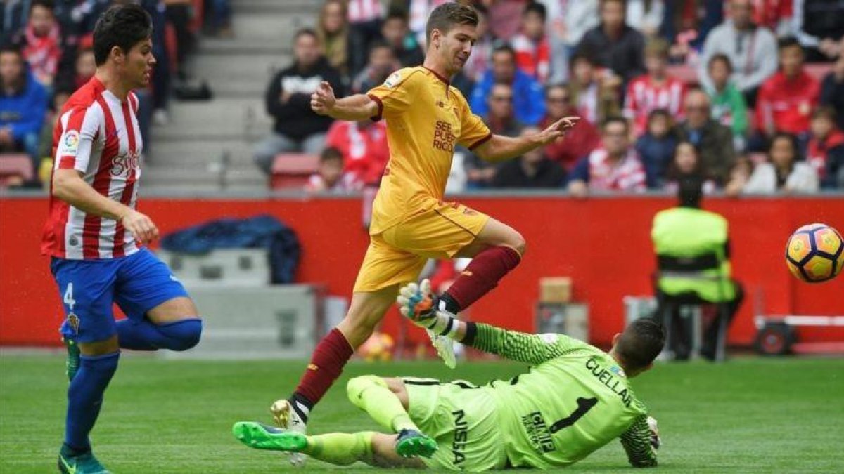 Vietto bate a Cuéllar para marcar el primer gol del Sporting-Sevilla en El Molinón.-REUTERS / ELOY ALONSO