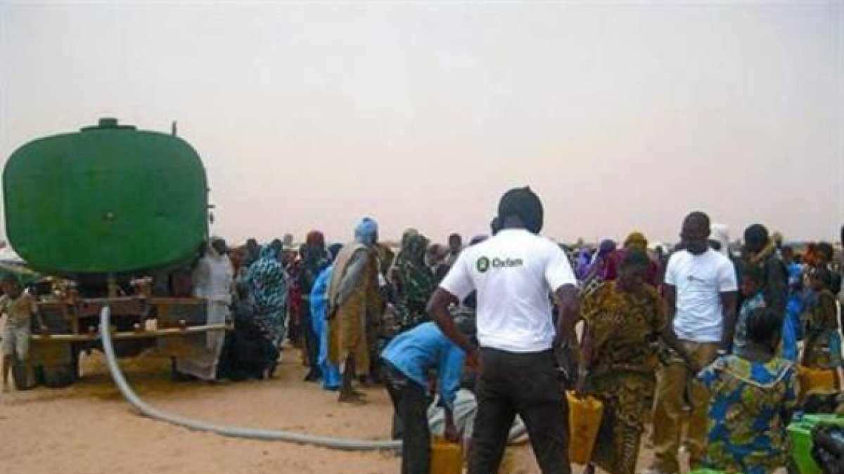 Personal de Intermón Oxfam distribuye agua potable en Mauritania.-Foto: EL PERIÓDICO