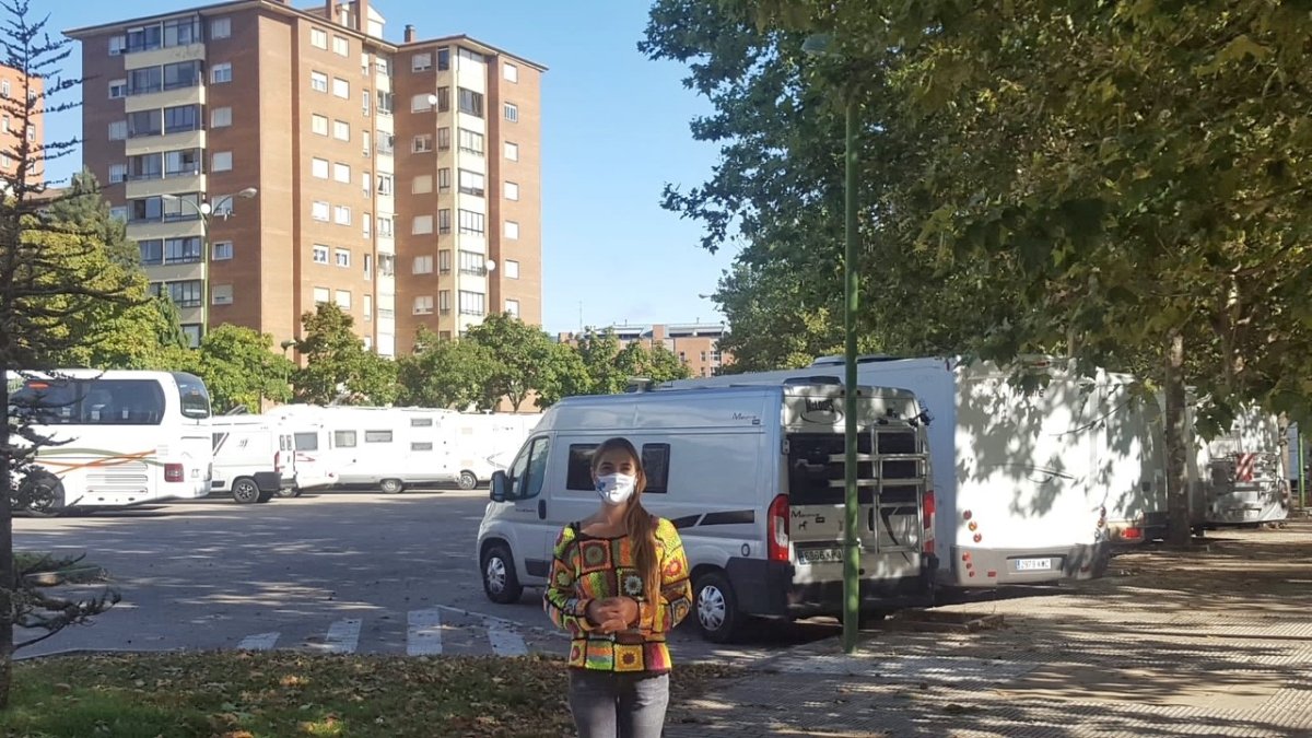 La concejal del PP Carolina Álvarez, en el área de autocaravanas del Camino de la Plata. ECB