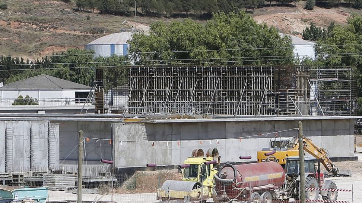 Imagen de archivo de las obras de ampliación de la depuradora de Burgos, donde irán a parar las aguas del Alfoz de Burgos.-RAÚL G. OCHOA