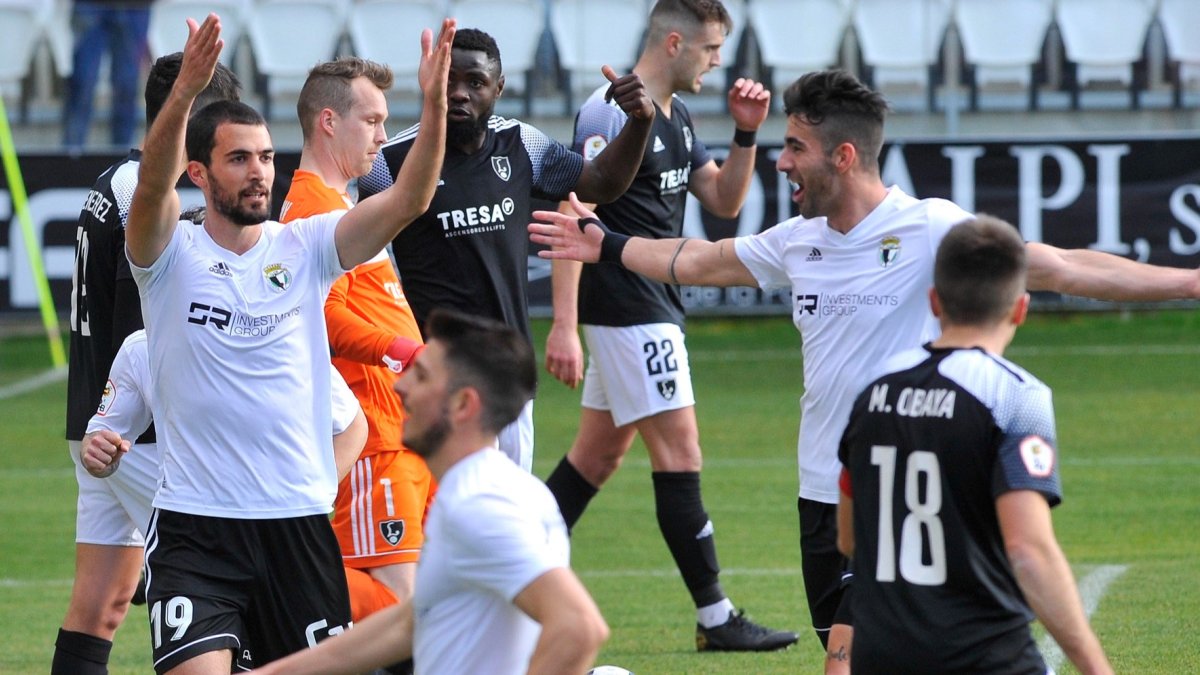 Claudio Medina y Undabarrena celebran el gol de la victoria. TOMÁS ALONSO