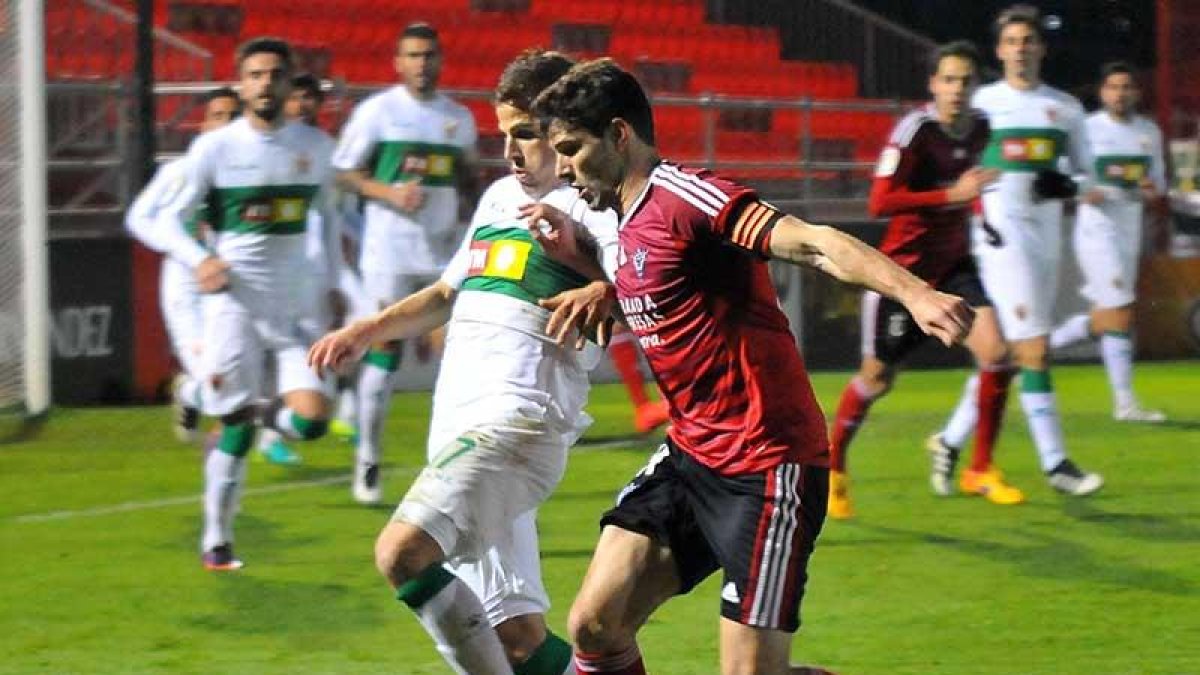 Rúper, que recuperó los galones en la medular rojilla, disputa un balón en el choque de ayer ante el Elche CF-Jose Esteban Egurrola