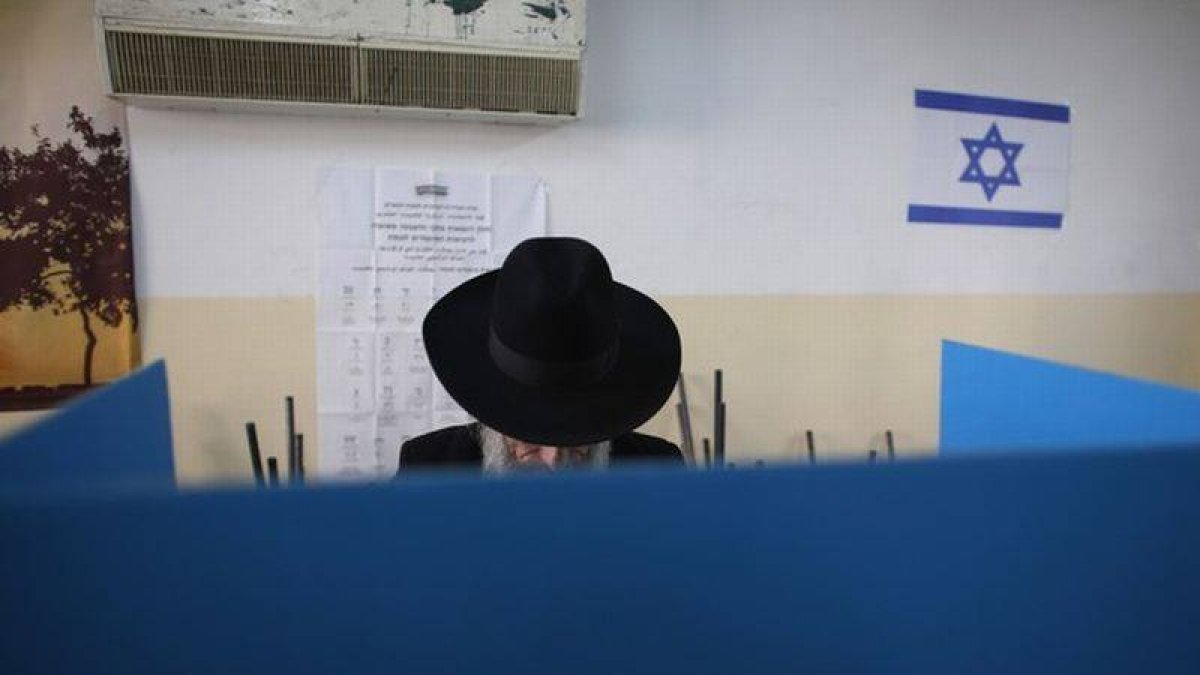 Un judío ultraortodoxo deposita su voto, este martes, en un colegio electoral en Jerusalén.-Foto: REUTERS / RONEN ZVULUN
