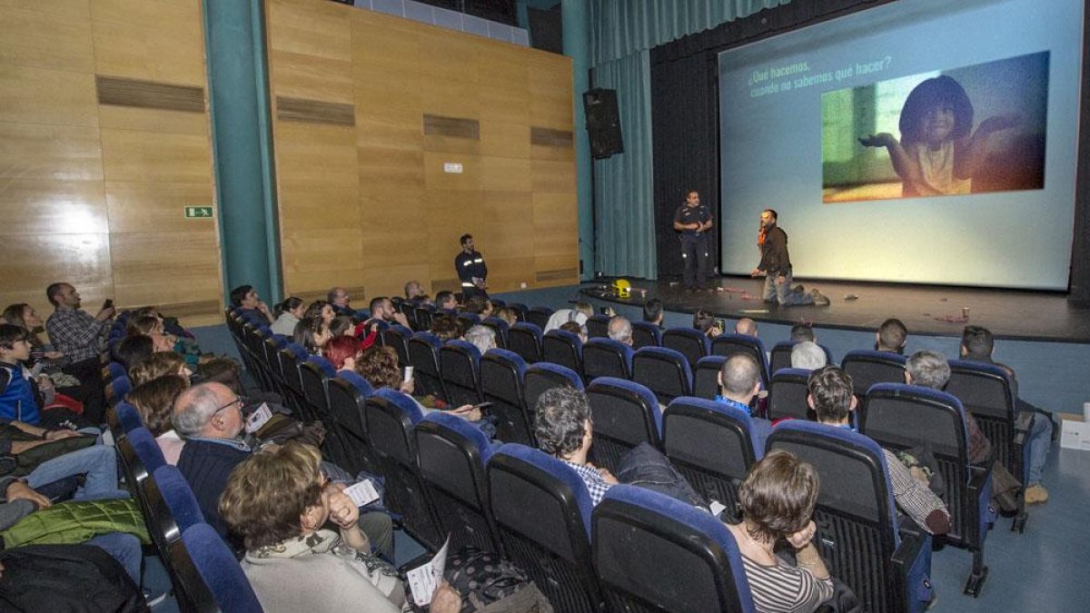 La presentación del corto divulgativo ‘El atragantamiento’ tuvo lugar en el centro cívico Río Vena.-ISRAEL L. MURILLO