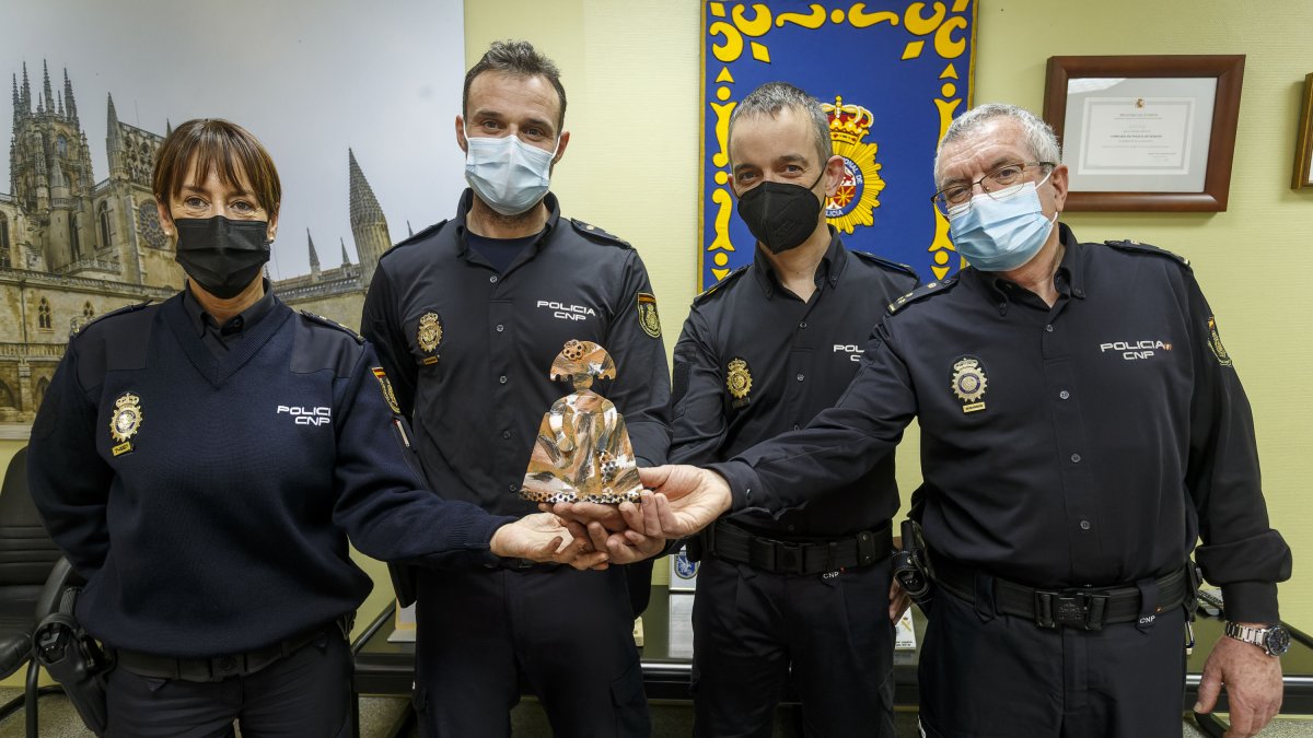 Ana Mélida y compañeros de la Brigada de Extranjería, con el premio Meninas. SANTI OTERO