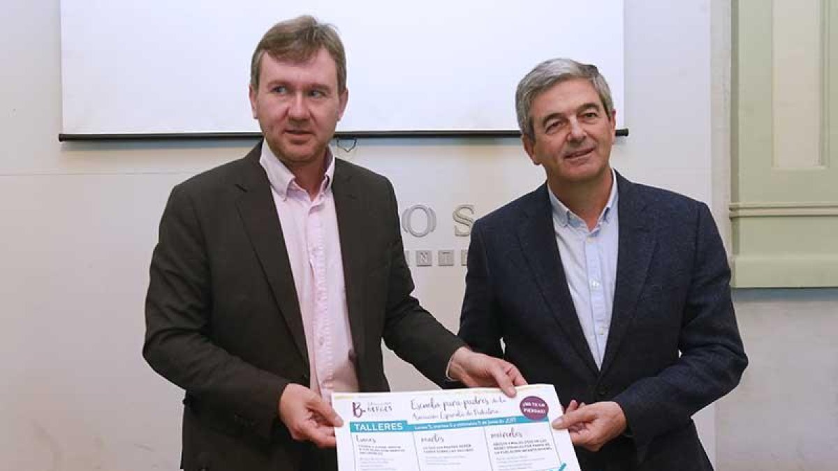 El alcalde presentó ayer el congreso con el jefe de Pediatría del HUBU, Gregorio de la Mata.-RAÚL OCHOA