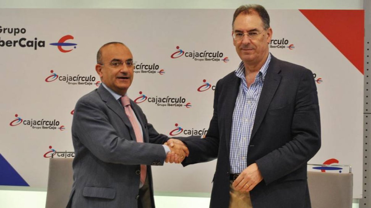 Eduardo Hernández y Miguel Ángel Benavente, tras renovar el convenio.-ECB