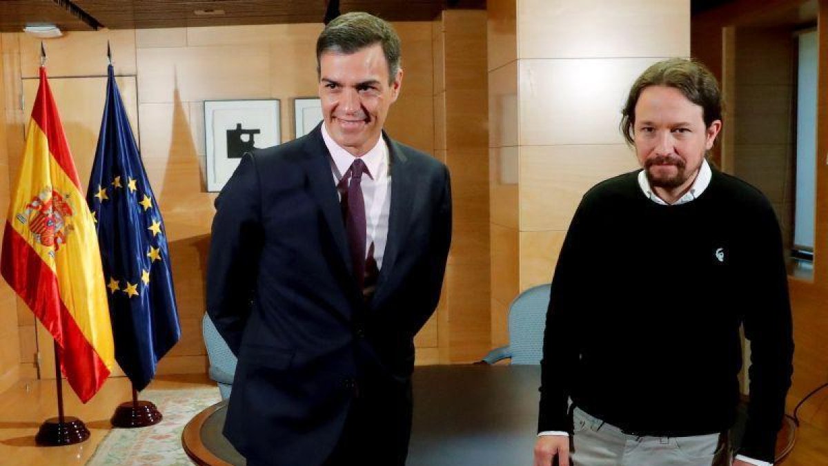 El presidente del Gobierno en funciones, Pedro Sánchez, y el líder de Podemos, Pablo Iglesias, en una reunión en el Palacio de la Moncloa.-EFE