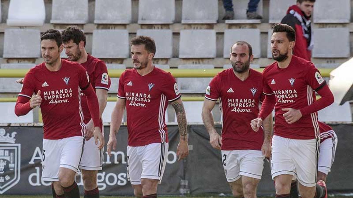Varios jugadores del Mirandés celebran el gol que consiguieron en El Plantío.-SANTI OTERO