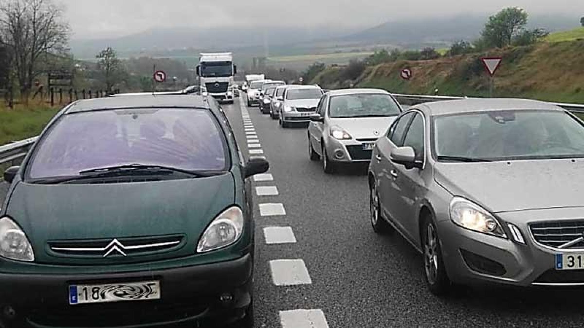 El tráfico, detenido a mediodía de ayer en la autopista a la altura del Monumento al Pastor en sentido Miranda.-R. M.