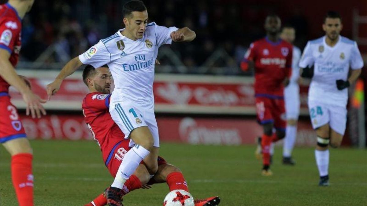Lucas Vázquez se lleva el balón ante Sierra.-AFP / CESAR MANSO
