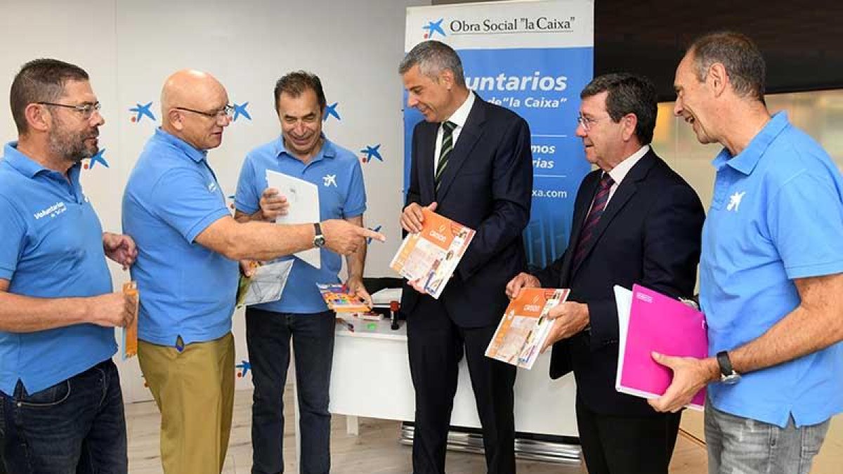 Algunos de los voluntarios mostraron a Rico y Benhamou los objetos que componen el material escolar del kit.-R. O.