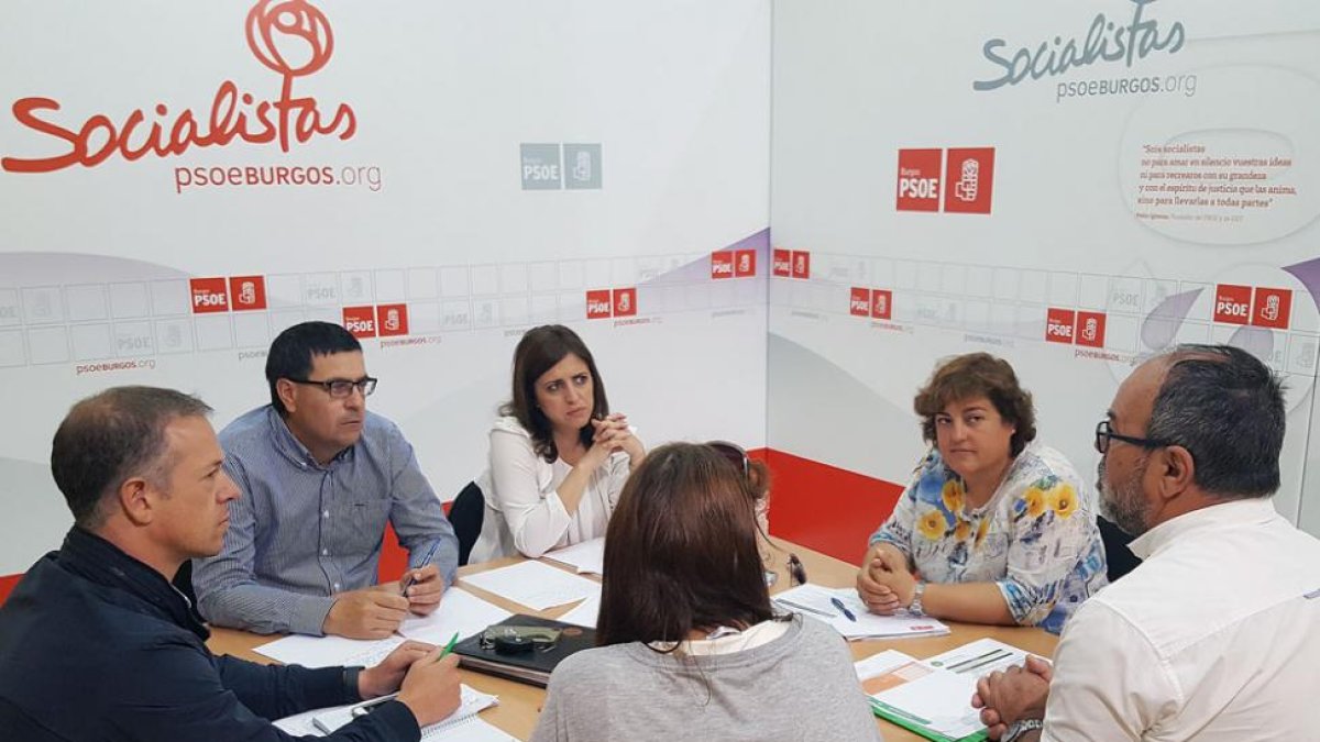 Ander Gil, Javier Lezcano y Esther Peña, en la reunión con De las Heras.-ECB