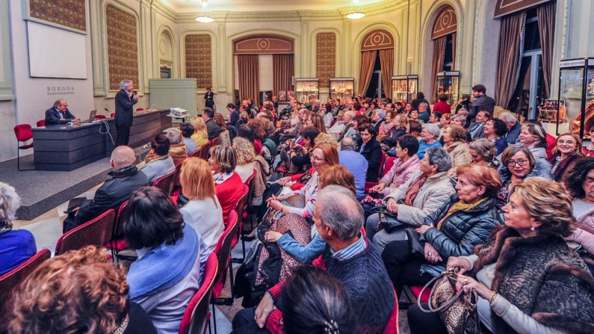 Luis Escribano presentó el acto, que se celebró en una abarrotada Sala Polisión. ISRAEL L. MURILLO