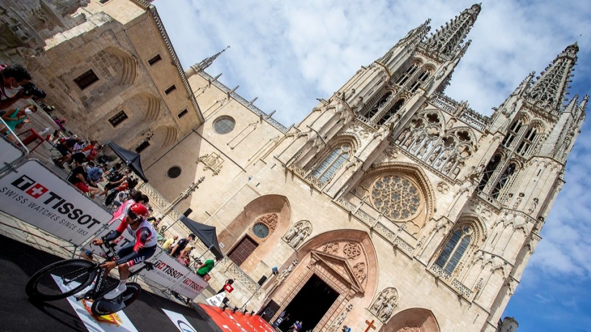 Imagen de la salida de un corredor durante la contrarreloj celebrada en Burgos. SANTI OTERO