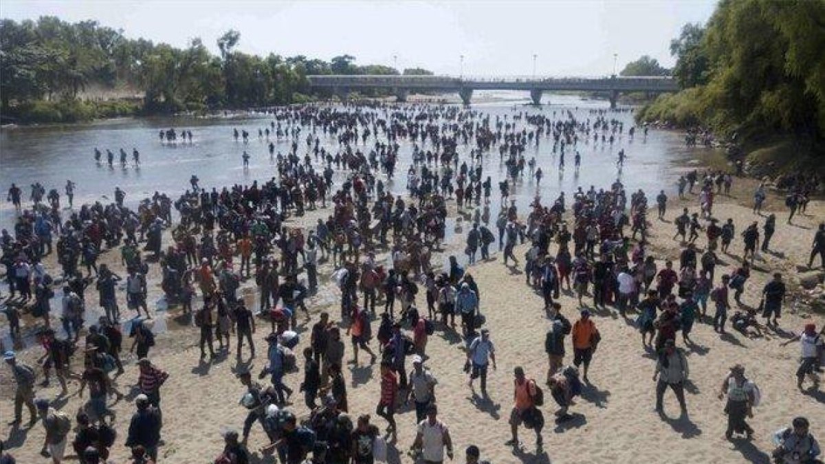 Inmigrantes centroamericanos atraviesan hacia México de manea ilegal.-AP