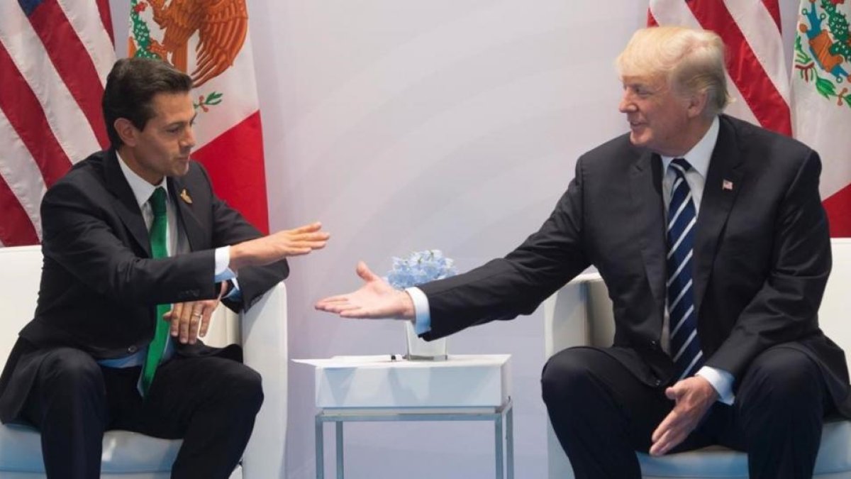El presidente de México, Enrique Peña Nieto, y el de EEUU, Donald Trump, durante la reunión bilateral que han mantenido en el G20 de Hamburgo.-SAUL LOEB