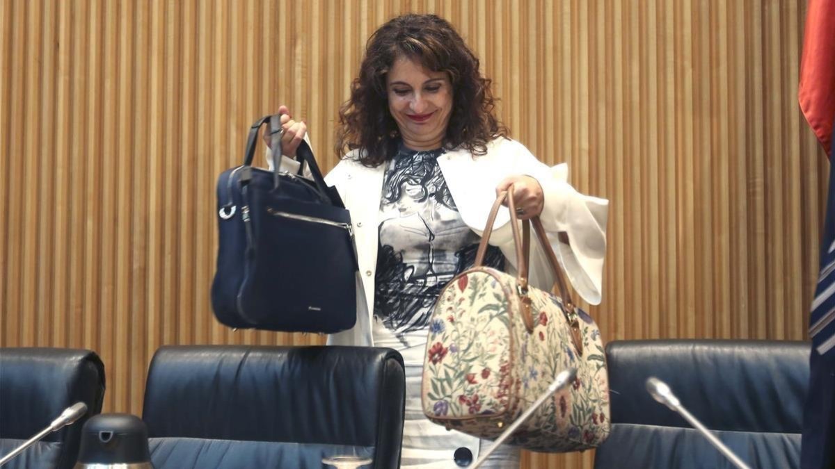 La ministra de Hacienda, María Jesús Montero, en la Comisión de Hacienda del Congreso de los Diputados.-/ DAVID CASTRO