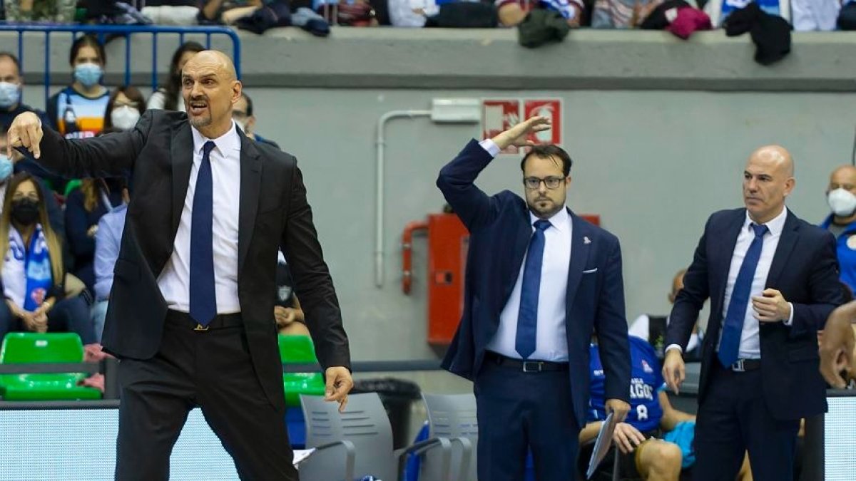 Tabak gesticula en el partido ante el Besiktas en el Coliseum. SANTI OTERO