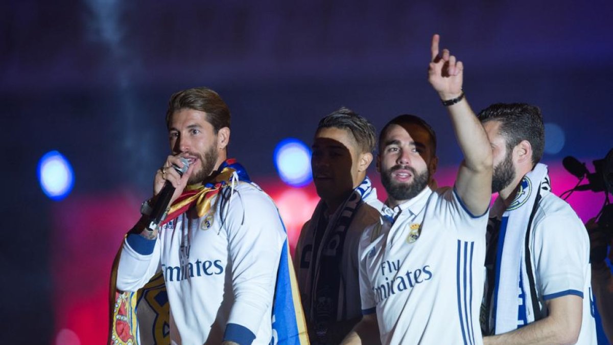 El capitán del Madrid, Sergio Ramos, celebrando el título de Liga en Cibeles.-GETTY IMAGES