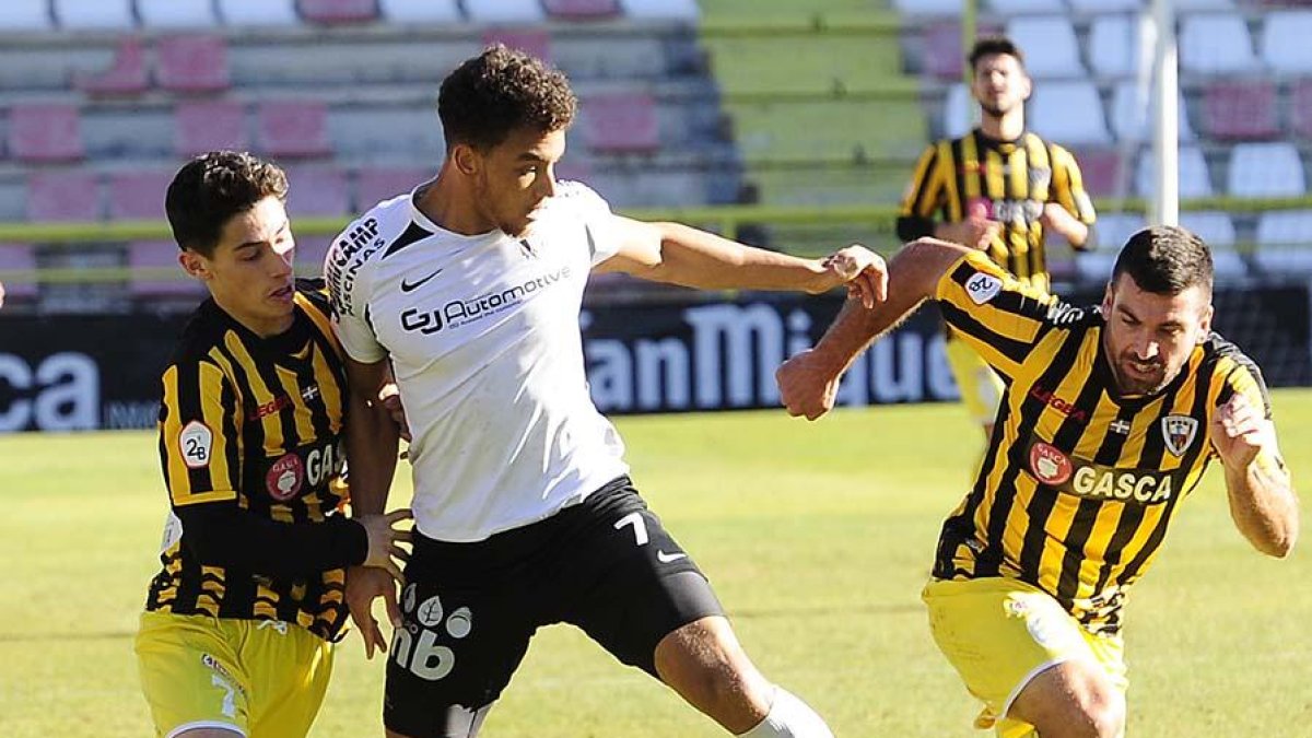 Donovan protege un balón ante la presión de un jugador del Barakaldo-Israel L. Murillo
