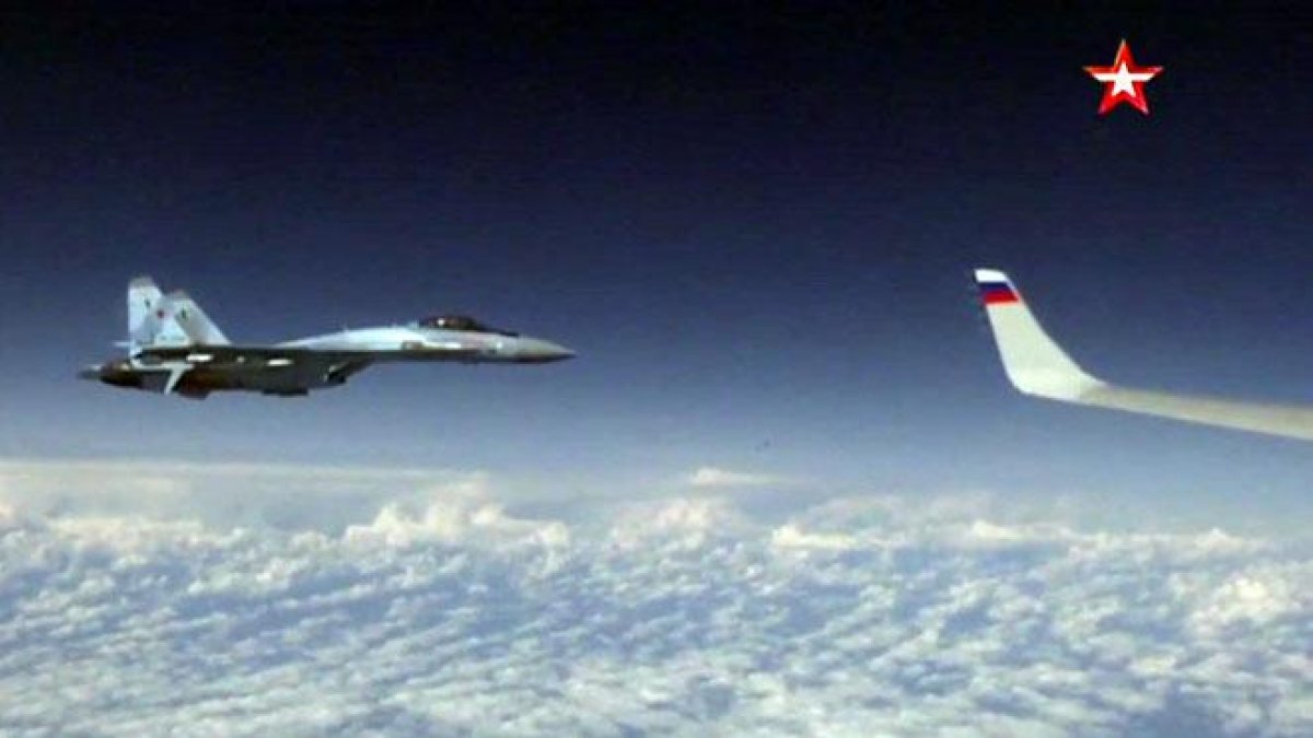 Un F18 de la OTAN se acerca a un avión donde viaja el ministro de defensa ruso.-EFE